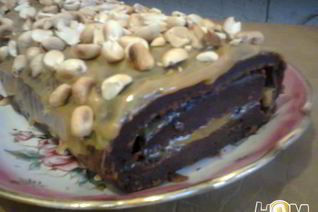 Шоколадный рулет с арахисом