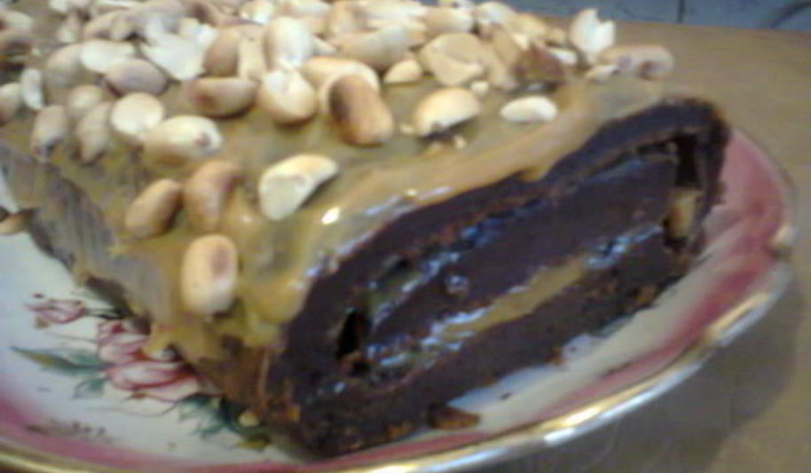 Рецепт шоколадного рулета с арахисом