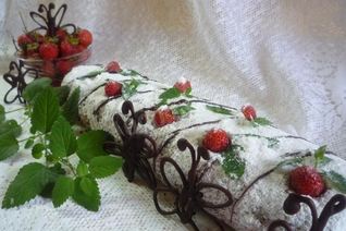 Сливочный рулет с клубникой