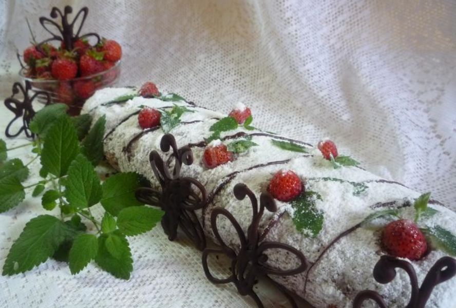 Сливочный рулет с клубникой