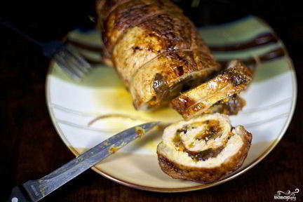 Свиной рулет с морковью и черносливом