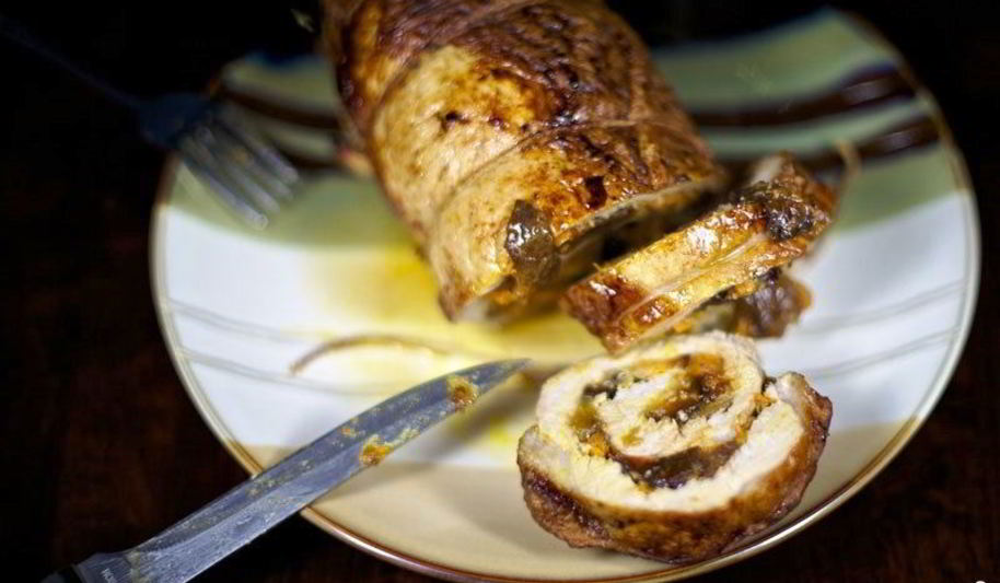 Рецепт свиного рулета с морковью и черносливом