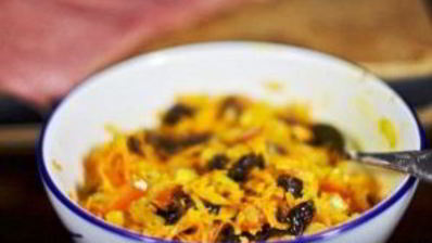 свиной рулет с морковью и черносливом