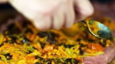 свиной рулет с морковью и черносливом