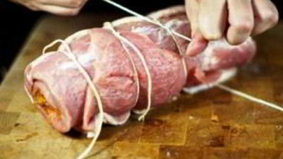 свиной рулет с морковью и черносливом