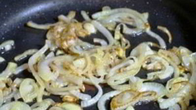 свиной рулет с морковью и черносливом