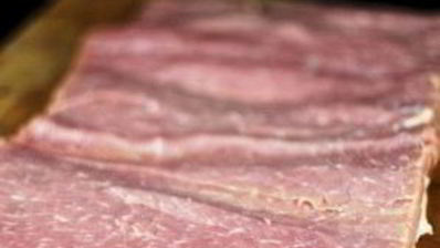 свиной рулет с морковью и черносливом