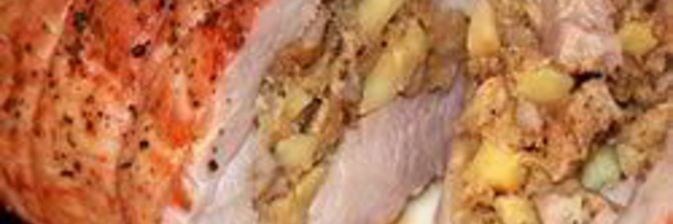 Свиной рулет с яблоками и орехами