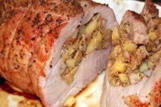 Свиной рулет с яблоками и орехами