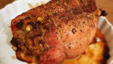 свиной рулет с яблоками и орехами