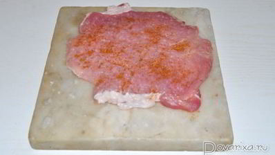 свиные рулетики с грибами в беконе