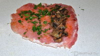свиные рулетики с грибами в беконе
