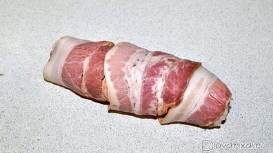 свиные рулетики с грибами в беконе