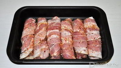 свиные рулетики с грибами в беконе