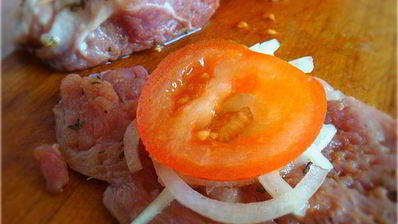 сюрреалистичные мясные рулетики под прованским соусом