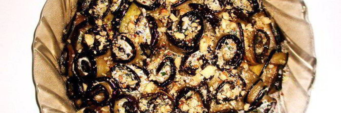 Торт из баклажанных рулетиков с чесноком, пармезаном и орехами