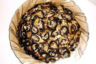 Торт из баклажанных рулетиков с чесноком, пармезаном и орехами