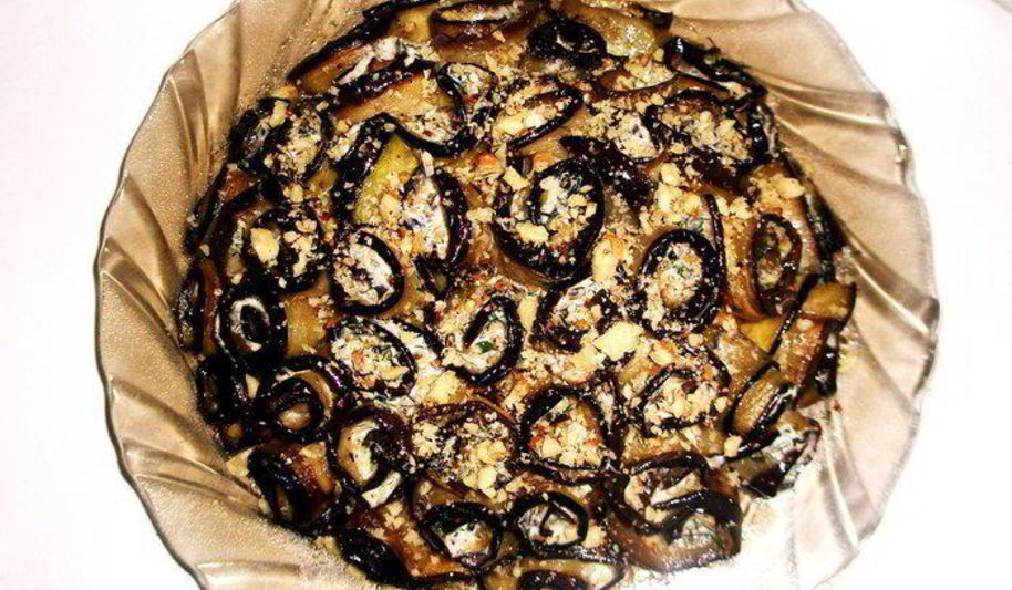 Рецепт торта из баклажанных рулетиков с чесноком, пармезаном и орехами