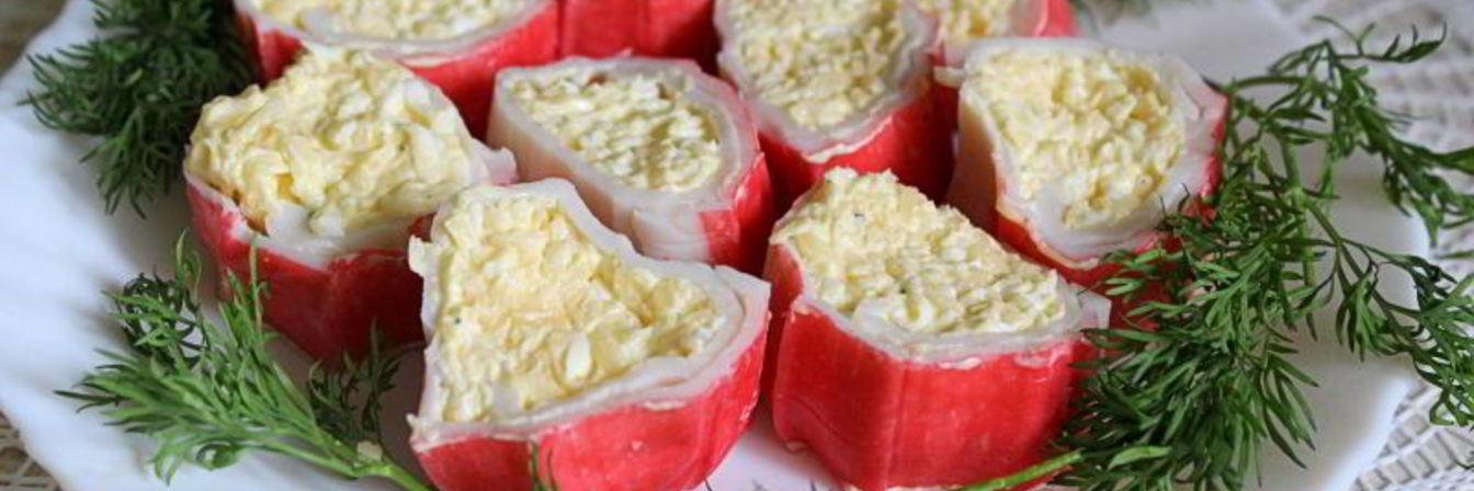 Закусочные рулетики из крабовых палочек с сыром