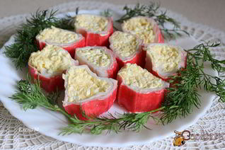 Закусочные рулетики из крабовых палочек с сыром