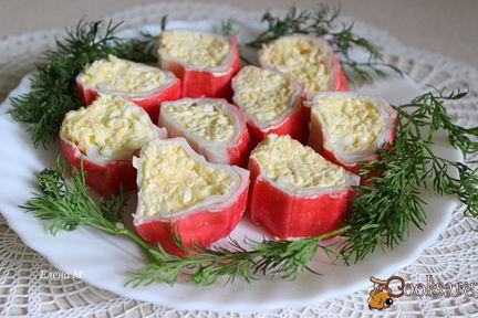 Закусочные рулетики из крабовых палочек с сыром