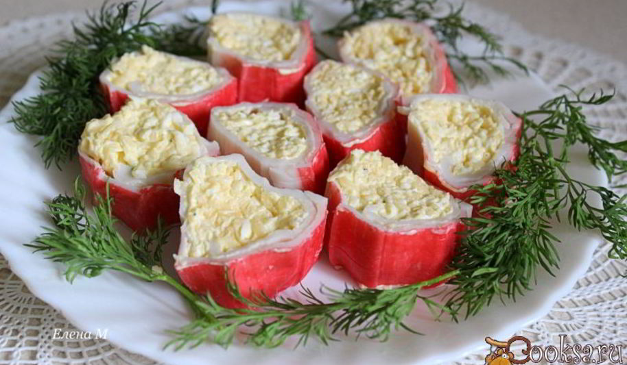 Рецепт закусочных рулетиков из крабовых палочек с сыром