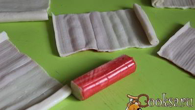 закусочные рулетики из крабовых палочек с сыром
