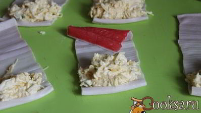 закусочные рулетики из крабовых палочек с сыром