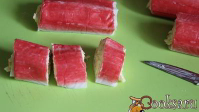 закусочные рулетики из крабовых палочек с сыром