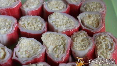 закусочные рулетики из крабовых палочек с сыром