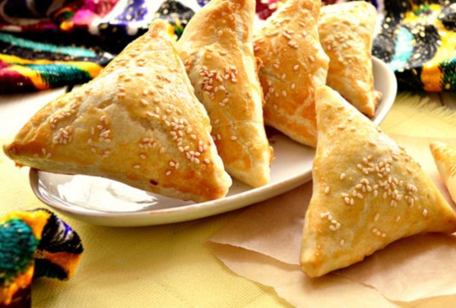 Самса из слоеного теста с мясным фаршем