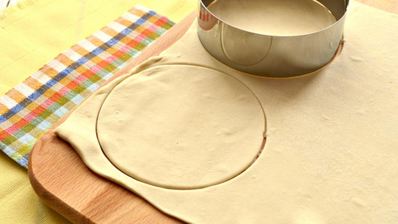 самса из слоеного теста с мясным фаршем