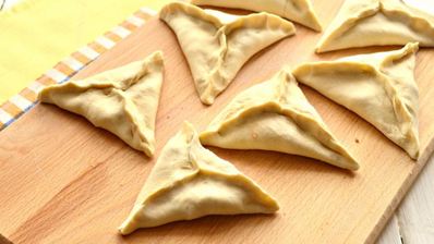 самса из слоеного теста с мясным фаршем
