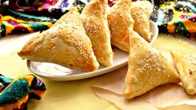 самса из слоеного теста с мясным фаршем