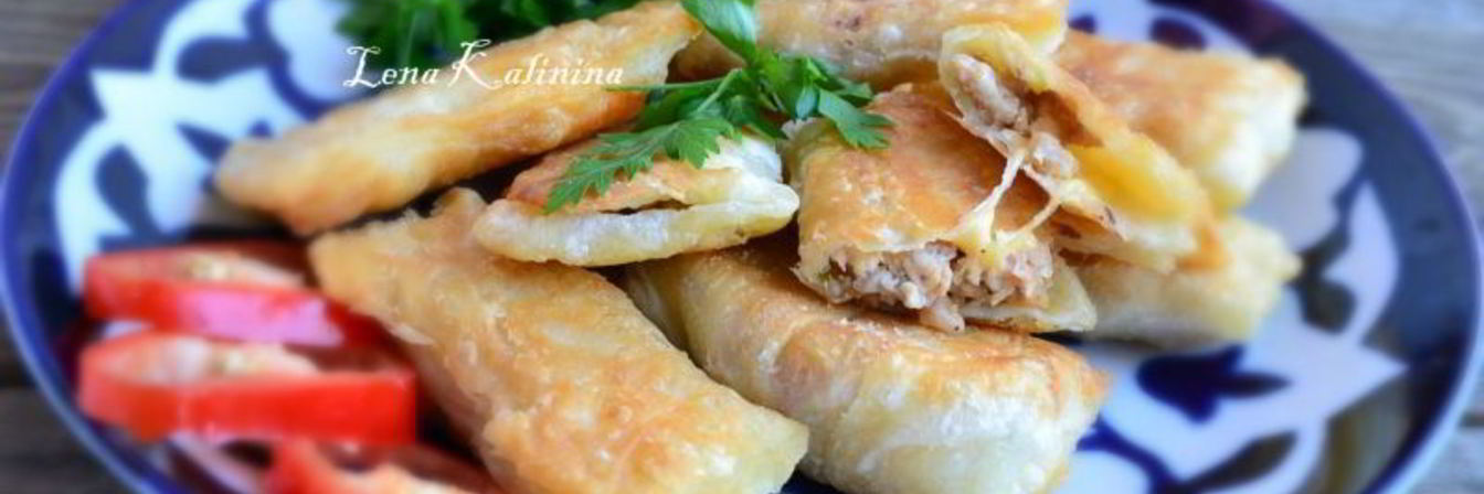 Самса слоеная с куриным фаршем и сыром, жареная на сковороде