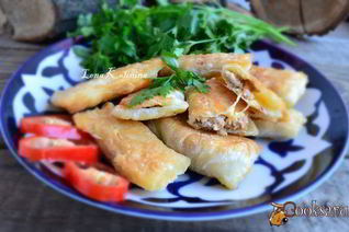Самса слоеная с куриным фаршем и сыром, жареная на сковороде