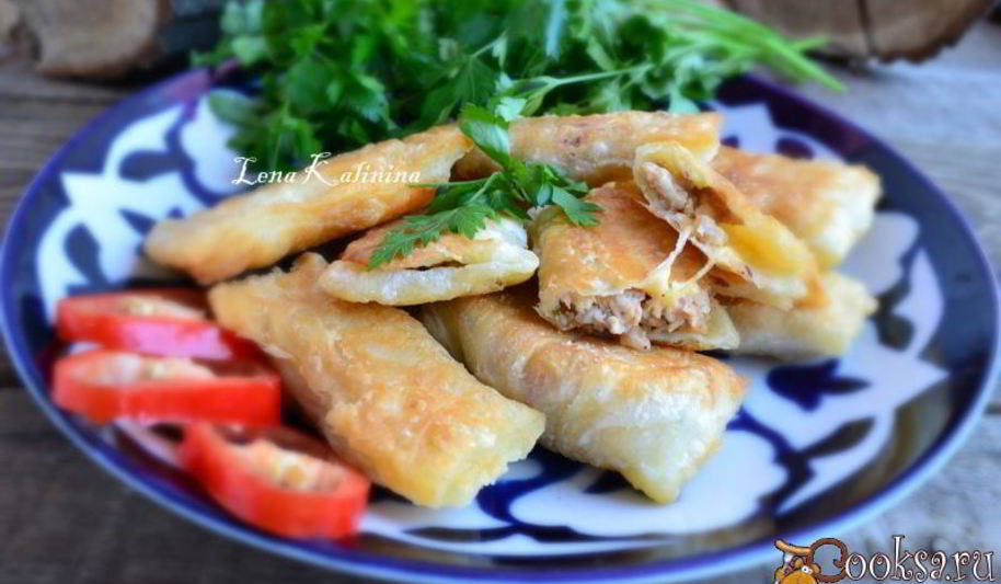 Рецепт самсы слоеной с куриным фаршем и сыром, жареная на сковороде