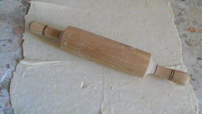 самса слоеная с куриным фаршем и сыром, жареная на сковороде