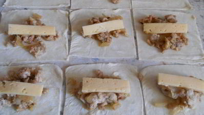 самса слоеная с куриным фаршем и сыром, жареная на сковороде