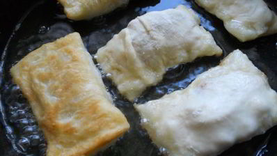 самса слоеная с куриным фаршем и сыром, жареная на сковороде