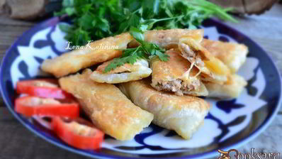 самса слоеная с куриным фаршем и сыром, жареная на сковороде