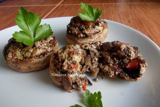 Шампиньоны, фаршированные помидором и шпинатом