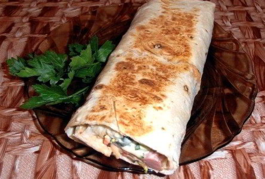 Шаурма с колбасой и корейской морковью