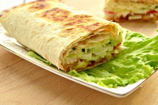 Шаурма с крабовыми палочками и свежим огурцом