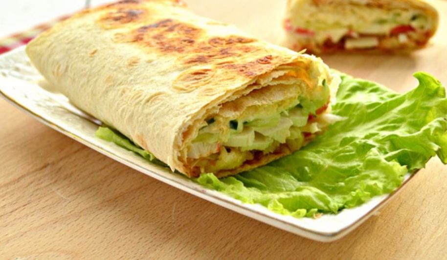 Рецепт шаурмы с крабовыми палочками и свежим огурцом