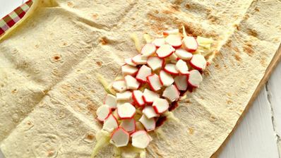 шаурма с крабовыми палочками и свежим огурцом