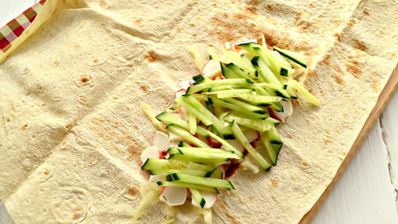 шаурма с крабовыми палочками и свежим огурцом