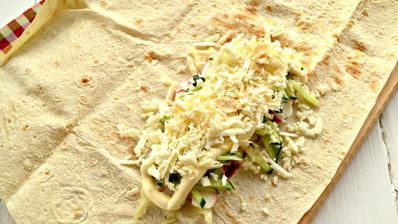 шаурма с крабовыми палочками и свежим огурцом