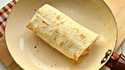 шаурма с крабовыми палочками и свежим огурцом