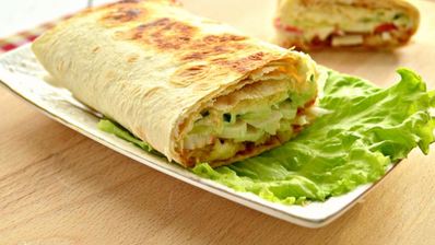 шаурма с крабовыми палочками и свежим огурцом